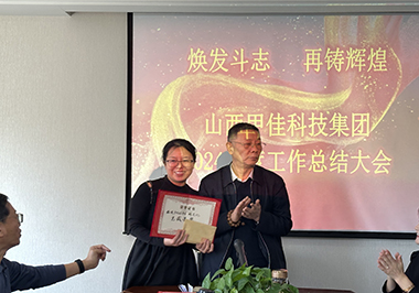 寧總給中高層管理團隊頒發總裁嘉獎.jpg
